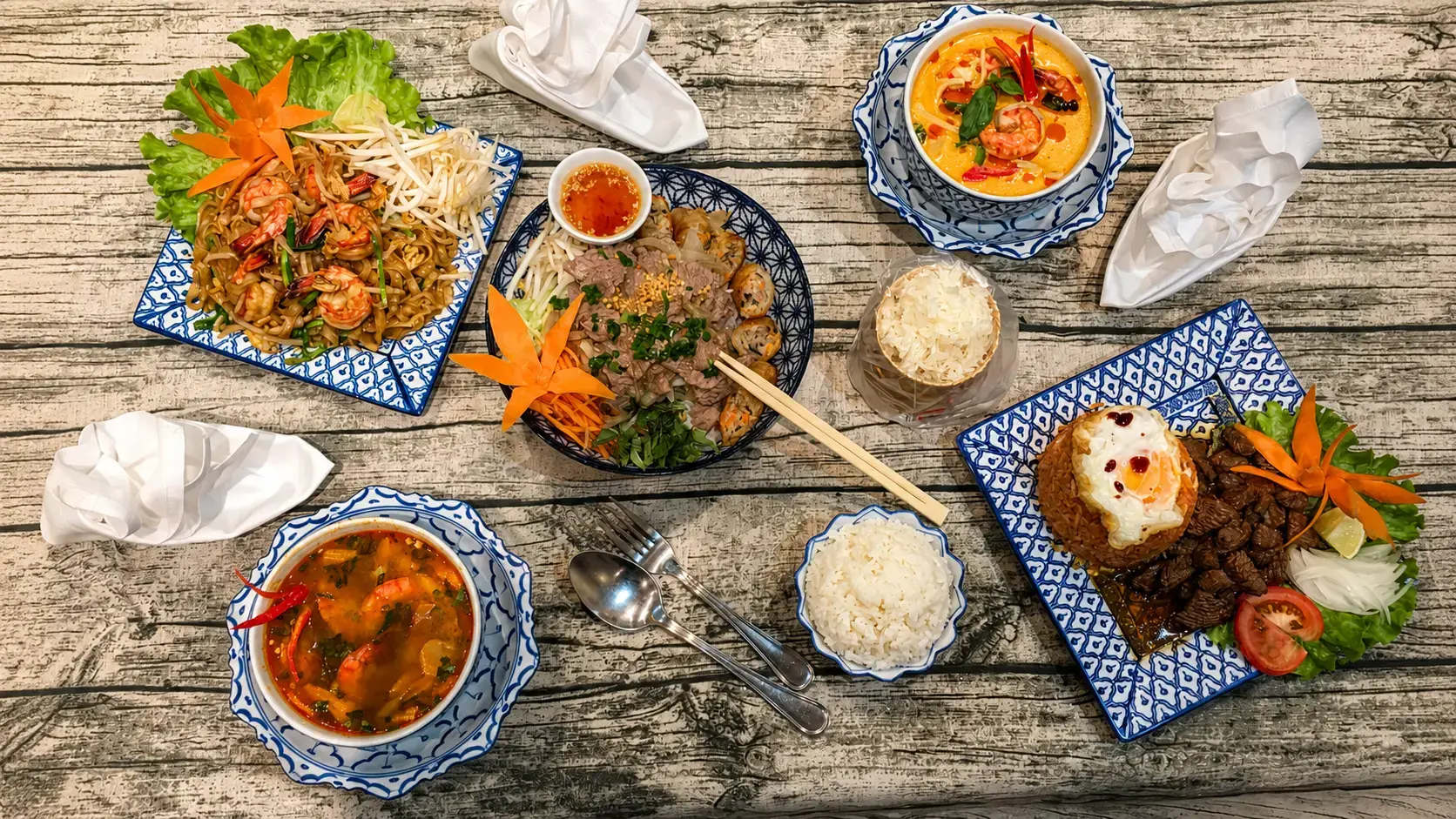 Cuisine traditionnelle thaïlandaise faite maison au Restaurant Korat — pad thaï, curry et grillades